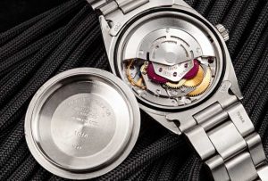 Có hay không những sản phẩm đồng hồ cơ lộ máy rolex ?